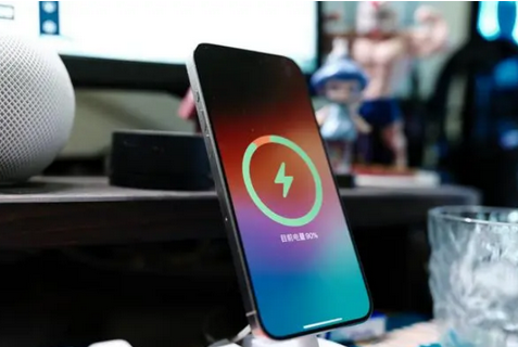 柳江苹果15换屏服务分享用什么充电器给iPhone15充电更好 
